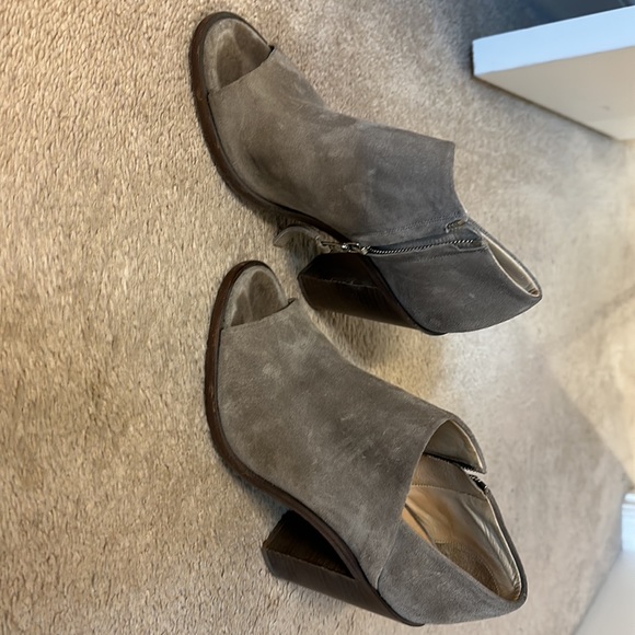Rag and Bone booties, lightly worn light grey suede - Picture 2 of 4